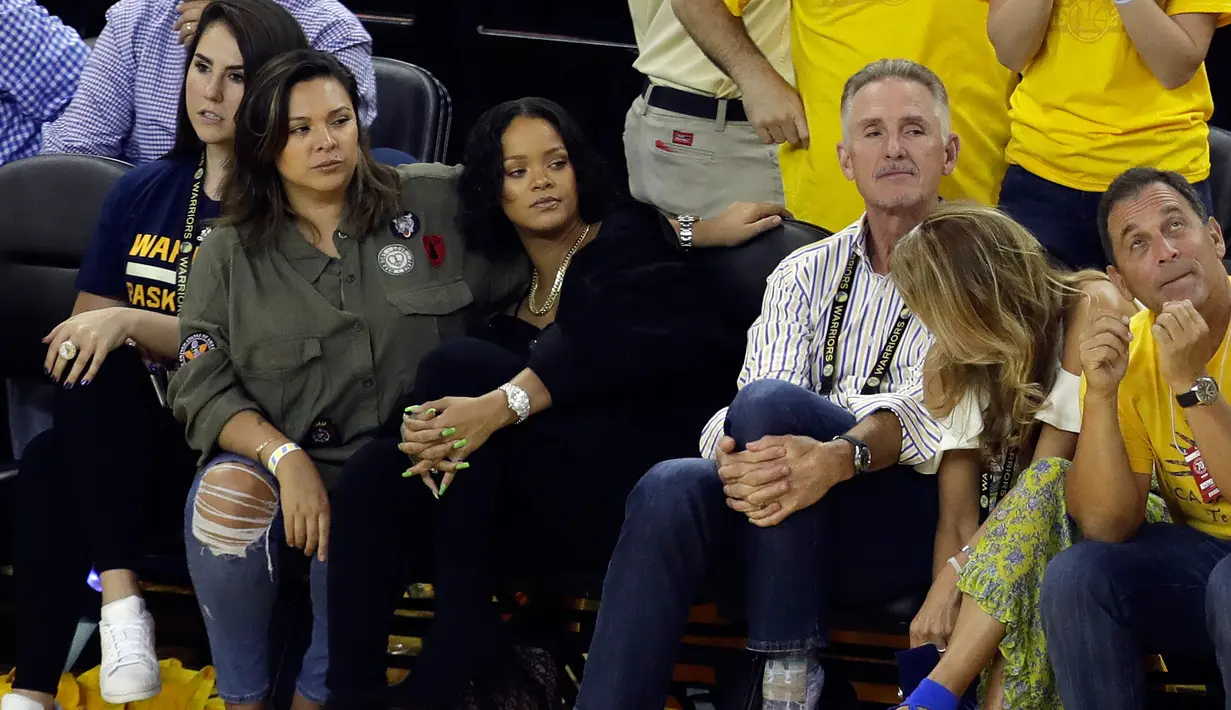 Penyanyi Rihanna saat menyaksikan pertandingan gim pertama Final NBA 2017 antara Golden State Warriors melawan Cleveland Cavaliers di Oracle Arena, Oakland, (1/6). Warriors  menang atas Cavaliers 113-91. (AP Photo/Marcio Jose Sanchez)