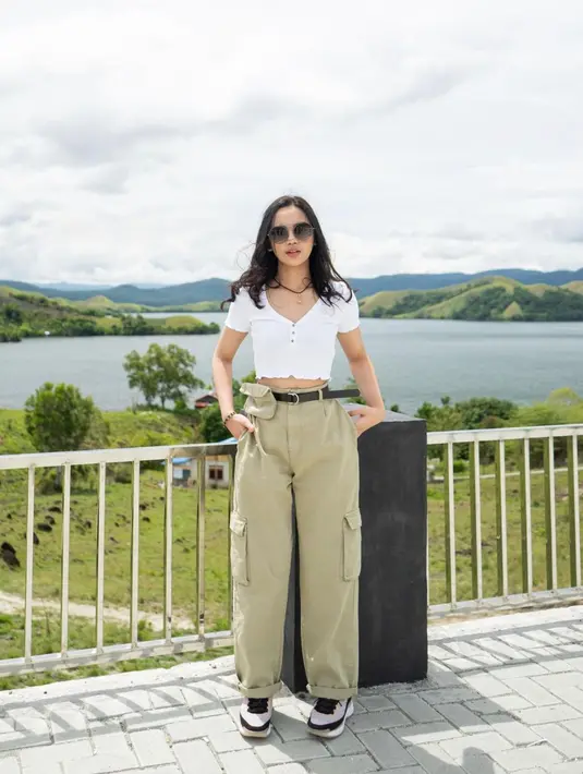 <p>Cargo pants akan membuatmu&nbsp;tampil boyish dan mewah.&nbsp;(instagram/lyodraofficial)</p>