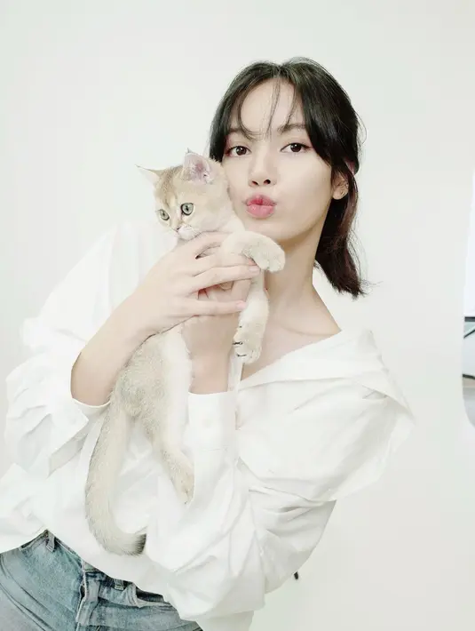 Hasil pemotretan yang dilakukan sendiri oleh Lisa ini pun jadi sorotan netizen. Pasalnya, foto-foto tersebut terlihat bak sebuah pemotretan untuk majalah. (Liputan6.com/IG/@lalalalisa_m)