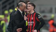 Pelatih AC Milan Massimiliano Allegri berbicara dengan Alexis Saelemaekers saat laga Serie A/Liga Italia antara AC Milan vs Inter Milan di Milan, Italia, Minggu, 8 Maret 2026. (AP Photo/Antonio Calanni)