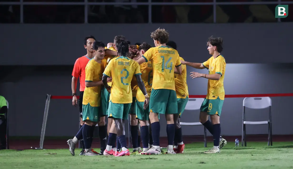 <p>Selebrasi para pemain Timnas Australia U-16 merayakan gol kedua ke gawang Timnas Indonesia U-16 yang dicetak Quinn Macnicol pada laga semifinal Piala AFF U-16 2024 di Stadion Manahan, Solo, Senin (1/7/2024). (Bola.com/Abdul Aziz)</p>