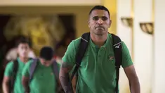 Pemain Timnas Indonesia, Beto Goncalves, bersiap saat akan menuju SUGBK dari Hotel Sultan, Jakarta, Selasa (13/11). Timnas Indonesia akan melawan Timor Leste pada laga Piala AFF 2018. (Bola.com/Vitalis Yogi Trisna)