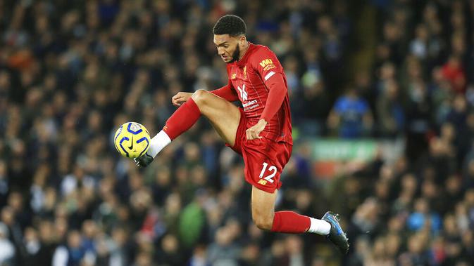 Bek Liverpool, Joe Gomez, bertikai dengan winger Manchester City, Raheem Sterling. (AP/Jon Super)