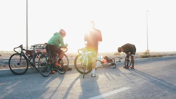 Ilustrasi bersepeda, olahraga, berkeringat. (Photo by Jonny Kennaugh on Unsplash)
