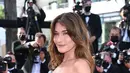 Carla Bruni memakai gelang dari Red Carpet Collection dengan emas putih 18 karat, 27,52 karat turmalin Paraiba, 40,39 karat safir Padparadscha, 14,37 karat opal, dan 36,28 karat berlian (Foto: Chopard)