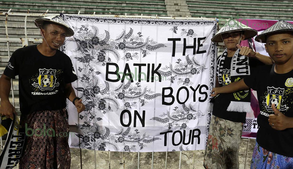 Suporter (Penyokong) dengan nama The Batik Boys hadir memberi mendukung T-Team saat berlaga pada babak play-off melawan ATM FA di Stadion Perak, Malaysia, Sabtu (30/01/2016). (Bola.com/Nicklas Hanoatubun)