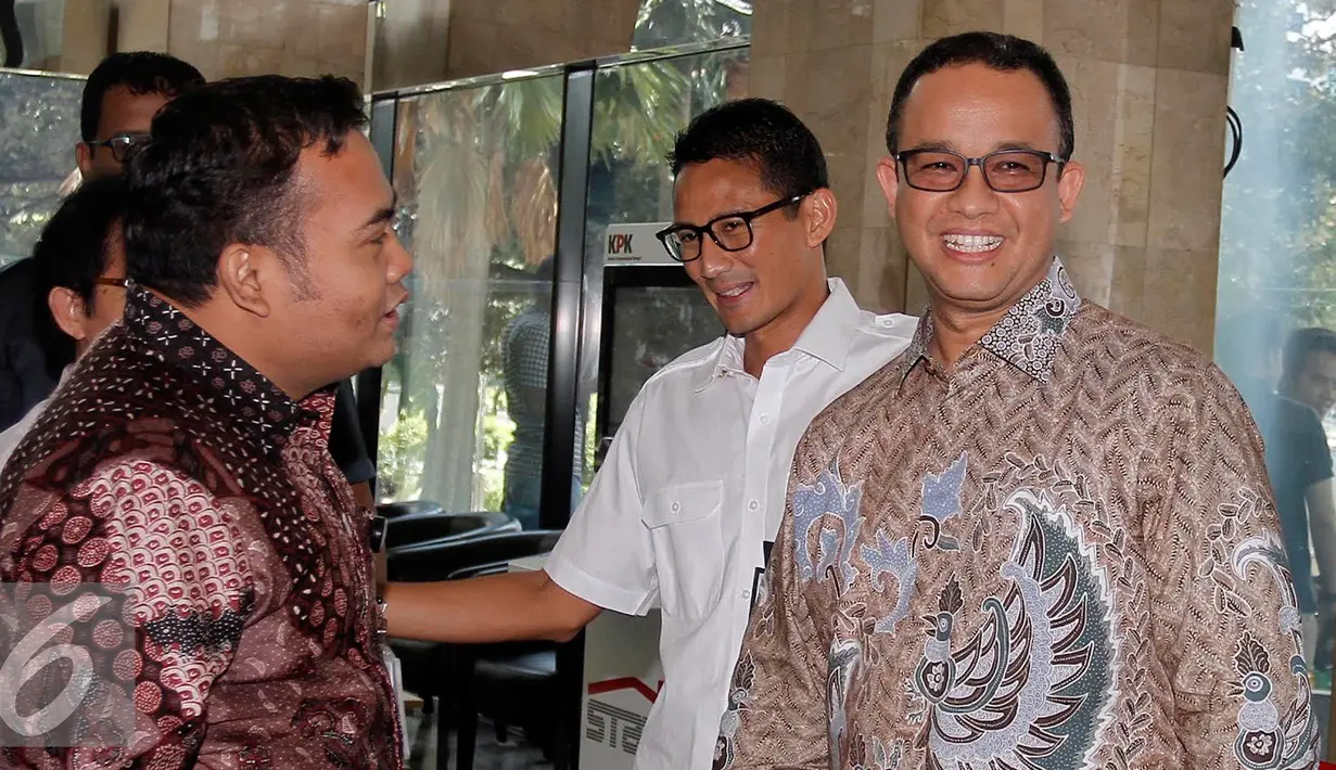 Anies Baswedan dan Sandiaga Uno saat berada di dalam gedung KPK, Jakarta, Kamis (29/9). Ditemani Anies, Sandiaga menyerahkan dokumen LHKPN terkait pencalonannya di Pikada DKI Jakarta 2017. (Liputan6.com/Helmi Afandi)