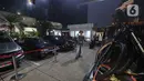 Pewarta melihat-lihat beberapa kendaraan sitaan hasil Operasi Tangkap Tangan (OTT) yang menjerat Kepala Kantor Imigrasi Jakarta Barat tiba di Gedung Merah Putih Komisi Pemberantasan Korupsi (KPK), Jakarta, Rabu (3/6/2026). (Liputan6.com/Helmi Fithriansyah)