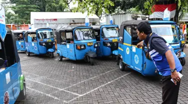 Petugas sedang mengatur bajaj gas gratis yang siap melayani masyarakat Jakarta di MRU PGN Station IRTI Monas, Jakarta, Minggu (14/08). (Liputan6.com/Fery Pradolo).