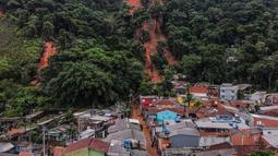 Pemandangan udara menunjukkan tanah longsor setelah hujan deras di distrik Juquehy di Sao Sebastiao, negara bagian Sao Paulo, Brasil (20/2/2023). Kota-kota seperti Sao Sebastiao, Ubatuba, Ilhabela dan Bertioga menjadi wilayah yang terdampak paling parah, dan kini berada di bawah status bencana. (AFP/Nelson Almeida)