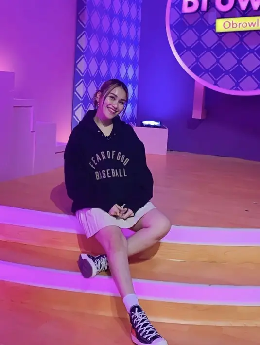 Ayu Ting Ting menjadi salah satu penyanyi dangdut yang tak perlu diragukan lagi menyoal gaya pakaian. Kali ini Ayu mengenakan hoodie hitam dari Fear of God, dipadukan dengan mini skirt putih dan sneakers dari Converse. @ayutingting92.