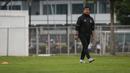 <p>Pelatih Timnas Indonesia U-22, Indra Sjafri memantau pemusatan latihan untuk SEA Games 2023 yang berlangsung di Lapangan A, Kompleks Stadion Utama Gelora Bung Karno (SUGBK), Kamis (02/03/2023). Pemusatan latihan ini akan berlangsung dari tanggal 1-16 Maret 2023. (Bola.com/Bagaskara Lazuardi)</p>