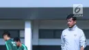 Pelatih Timnas Indonesia U-19, Indra Sjafri saat memimpin latihan di Lapangan B Kompleks GBK, Jakarta, Selasa (18/9). Latihan ini persiapan  PSSI Anniversary Cup U-19 dan Piala AFC U19. (Liputan6.com/Helmi Fithriansyah)