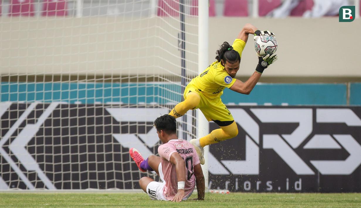 Kiper PSIS Semarang, Jandia Eka Putra (kanan) berusaha menyelamatkan bola saat laga pekan ketujuh BRI Liga 1 2021/2022 antara PSIS Semarang melawan Persik Kediri di Stadion Manahan, Solo, Jumat (15/10/2021). (Bola.com/Bagaskara Lazuardi)