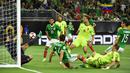 Kiper Venezuela, Daniel Hernandez, mengamankan gawangnya dari serangan pemain Meksiko dalam laga Grup C Copa America 2016 di Stadion NRG, Houston, AS, Selasa (14/6/2016) WIB. (AFP/Nelson Almeida)
