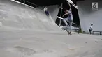 Skater sedang bermain di skaterpark di kolong Flyover Slipi, Jakarta, Selasa (15/1). Belum diresmikan, skaterpark di kolong Flyover Slipi, tampak berberapa dilintasan tampak rusak. (Liputan6.com/Herman Zakharia)