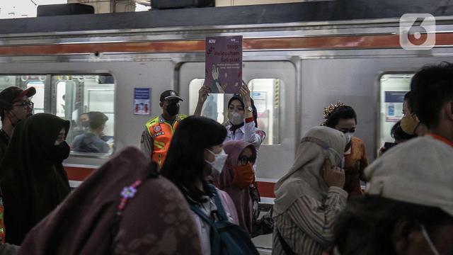 Peringati Hari Ibu, KAI Kampanye Stop Pelecehan Seksual di KRL