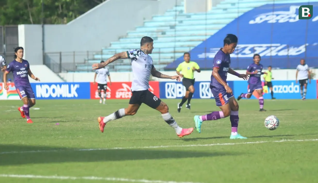 Persita Tangerang berhasil maeraup poin penuh kala bersua dengan Persikabo 1973 pada laga pekan kedelapan BRI Liga 1 2021/2022 di Stadion Moch. Soebroto, Magelang, Jumat (22/10/2021). (Bola.com/Nandang Permana)