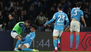 Gelandang Napoli, Alisson Santos, merayakaan gol yang dicetaknya ke gawang AS Roma dalam laga Serie A Liga Italia 2025/2026, Senin (16/2/2026) dini hari WIB. (CARLO HERMANN / AFP)