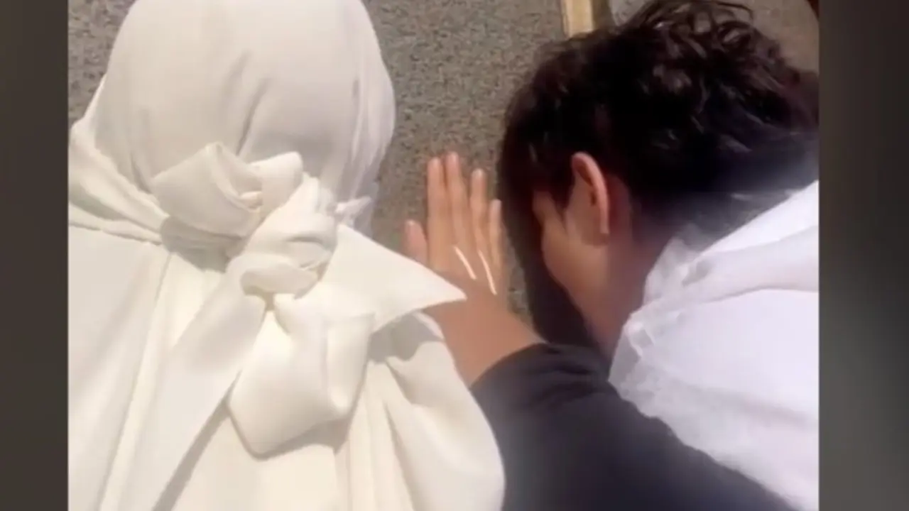 Aurel Hermansyah Menangis Usai Cium Dinding Kakbah dan Hajar Aswad Saat Haji Bersama Atta Halilintar.