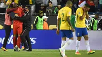 Para pemain Brasil kecewa akibat kalah dari Peru pada laga Grup B Copa Amerika Centenario di Gillette Stadium, Foxborough, Minggu (12/6/2016) atau Senin pagi WIB. Akibat kekalahan ini Brasil gagal ke perempat final. (AFP/Timothy A. Clary)