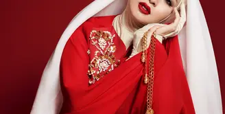 Dengan dress merah yang dipadu dengan jilbab putih, Laudya Cynthia Bella terlihat segar. (Dress by IG @normahauri hijab by @hauriscarves  hat by @byayudiahhandari)
