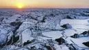 Foto dari udara yang diabadikan pada 3 Desember 2020 ini menunjukkan pemandangan Mahuangliang Loess Geopark usai turun salju di Kota Yulin, Provinsi Shaanxi, China barat laut. (Xinhua/Tao Ming)