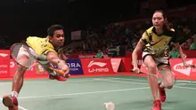 Pebulutangkis ganda campuran Indonesia, Edi Subaktiar/Gloria Emanuelle Widjaja, saat bertanding melawan pebulutangkis Korea Selatan, Ko Sung Hyun/Kim Ha Na dalam Kejuaraan Dunia Bulutangkis 2015 di Istora Gelora Bung Karno, Senayan, Jakarta. Kamis (13/8/2