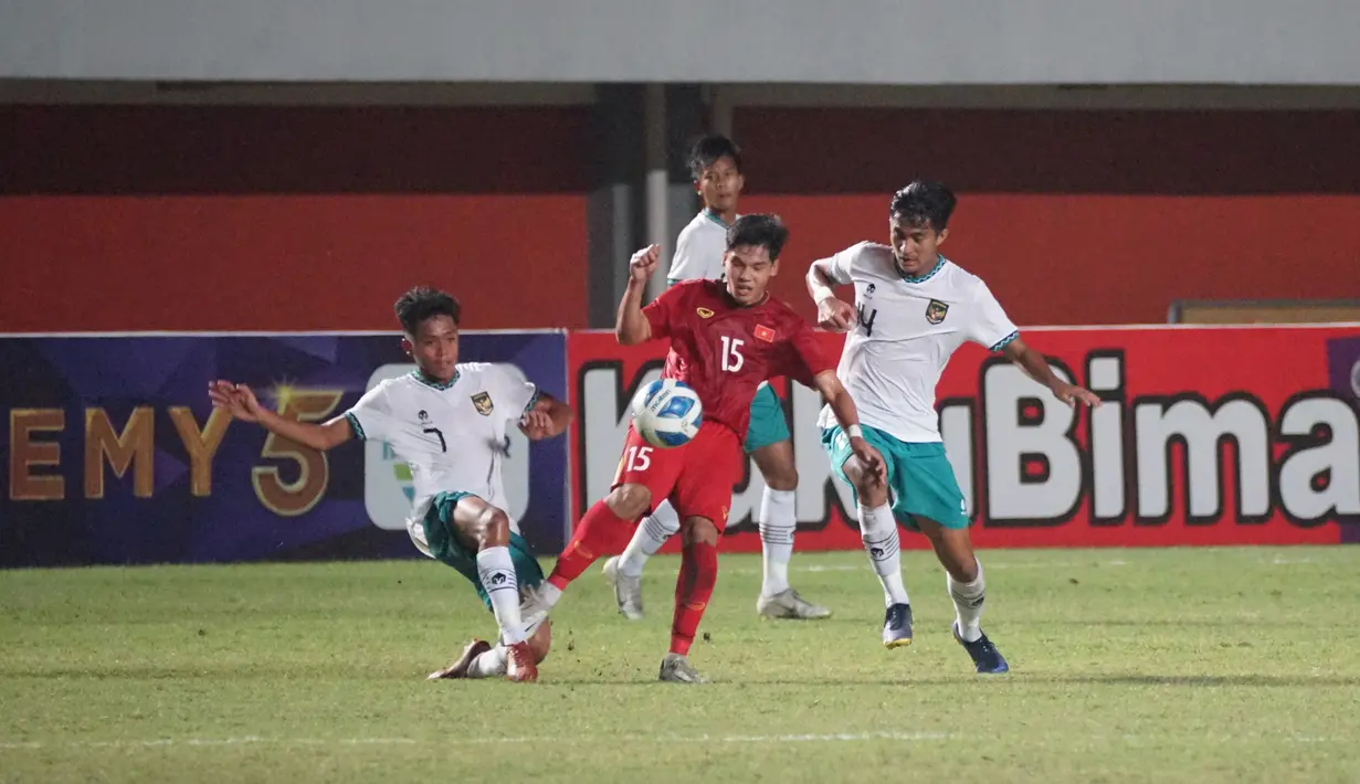 Pemain Timnas  Indonesia U-16, Figo Denis dan Sulthan Zaky berusaha merebut bola dari pemain Vietnam, Bui Hoang Sun pada Final Piala AFF U-16 2022, Stadion Maguwoharjo, Sleman, Jumat (12/8/2022).  Timnas Indonesia U-16 menundukkan Vietnam dengan skor tipis 1-0. (Foto:Dok PSSI)