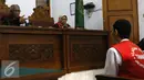 M Prio Santoso pelaku pembunuhan Deudeuh Alfi Sahrin alias Tata Chubby mendengarkan hakim saat sidang dengan agenda pembacaan tuntutan di Pengadilan Negeri Jakarta Selatan, Senin (2/11/2015). (Liputan6.com/Yoppy Renato)