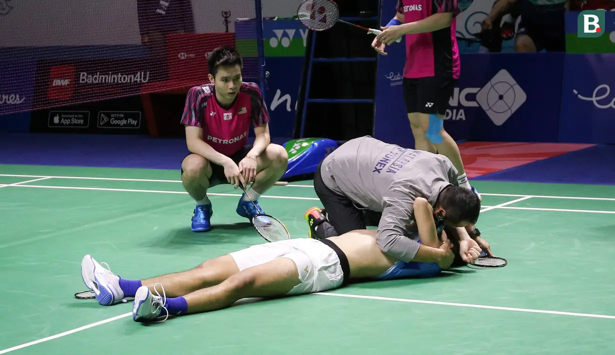 Momen haru pun berlanjut setelah Rexy Mainaky, legenda ganda putra bulutangkis Indonesia yang juga pelatih Malaysia, menghampiri Yeremia dan memeluknya di lapangan hingga menenteskan air mata. (Bola.com/Bagaskara Lazuardi)