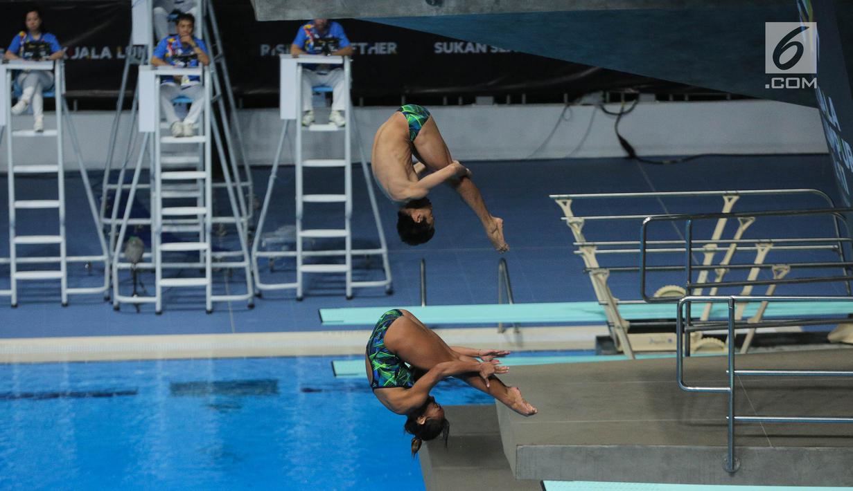 Atlet Loncat Indah Indonesia Andriyan (kiri), Della Dinarsari Harimurti saat berlaga dalam final loncat indah Sea Games 2017, Aquatics Centre, Bukit Jalil, Malaysia, (28/8). Indonesia kalah dengan poin 231.18. (Liputan6.com/Faizal Fanani)