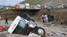 Sejumlah traktor terguling akibat longsor di Cajon Pass, California, (18/2). Badai terbesar yang melanda California menimbulkan kerusakan yang parah. (David Pardo/The Daily Press via AP)