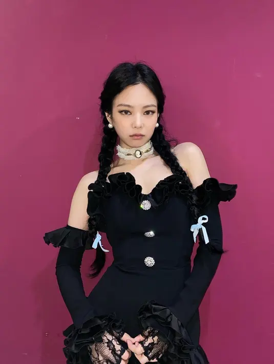 Pakai outfit hitam off shoulder dan rambut yang dikepang, artis naungan YG Entertainment ini sukses buat penggemarnya yakni BLINK, memujinya. (Liputan6.com/IG/@jennierubyjane)