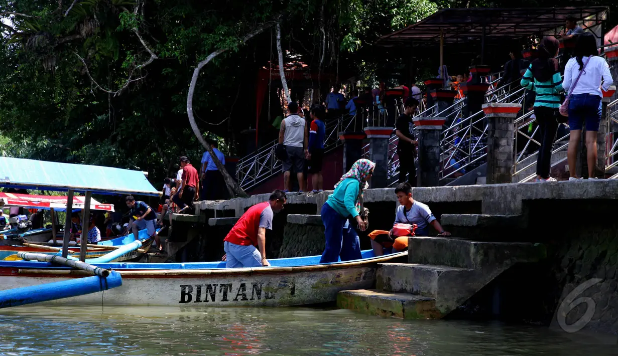 Wisatawan usai berkeliling di Green Canyon, Jawa Barat, Sabtu (17/5/2015). Air dan tebing yang hijau ditambah pemandangan stalagnit dan stalaktit yang unik membuat Green Canyon begitu menantang untuk dijelajahi.  (Liputan6.com/Andrian M Tunay)