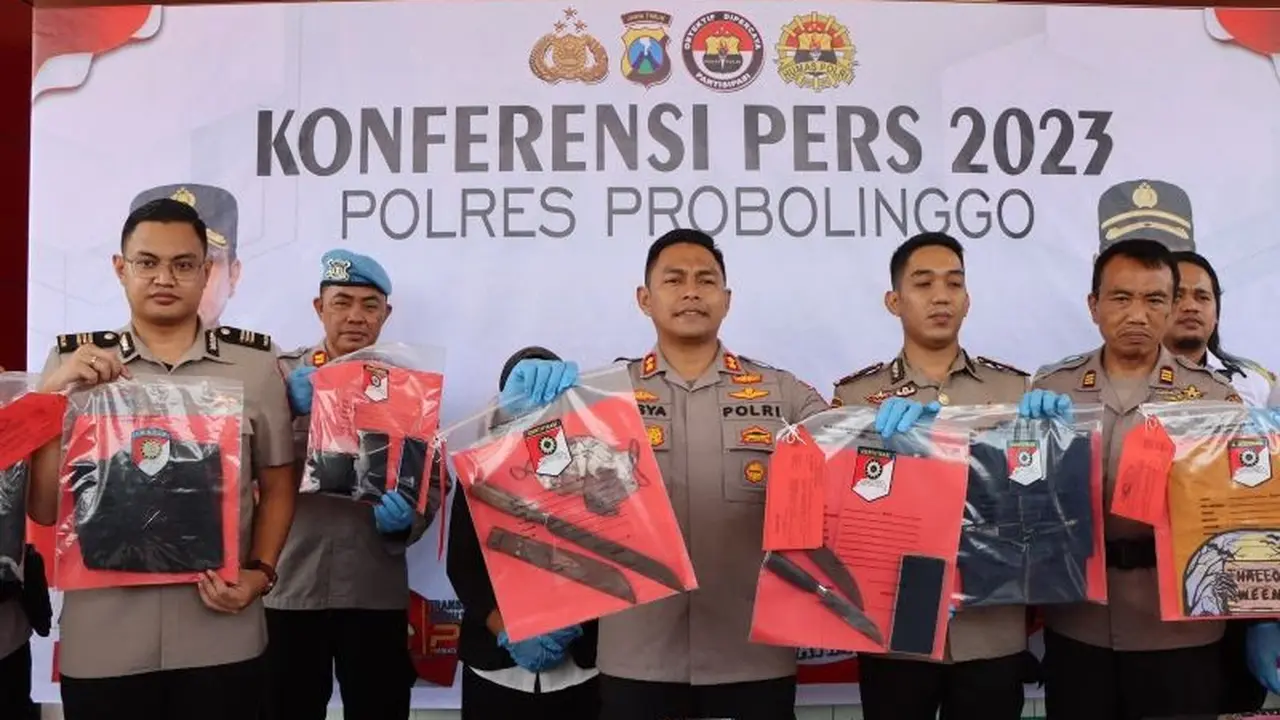 Kapolres Probolinggo AKBP Teuku Arsya Khadafi menunjukkan barang bukti pembunuhan karyawan PDAM.