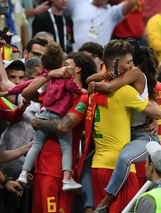 Bek Belgia, Thomas Meunie (kanan) menggendong pacarnya saat merayakan kemenangan atas Brasil pada laga perempat final Piala Dunia 2018 di Stadion Kazan Arena, Jumat (6/7). Belgia sukses memulangkan Brasil dengan skor  2-0. (AFP/Jewel SAMAD)