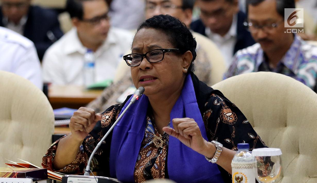 Menteri PPA Yohana Yembise saat mengikuti rapat konsultasi dengan pimpinan DPR di Kompleks Parlemen, Jakarta, Kamis (1/2). Rapat konsultasi itu membahas penanganan Kejadian Luar Biasa (KLB) Campak dan Gizi Buruk di Asmat, Papua. (Liputan6.com/JohanTallo)