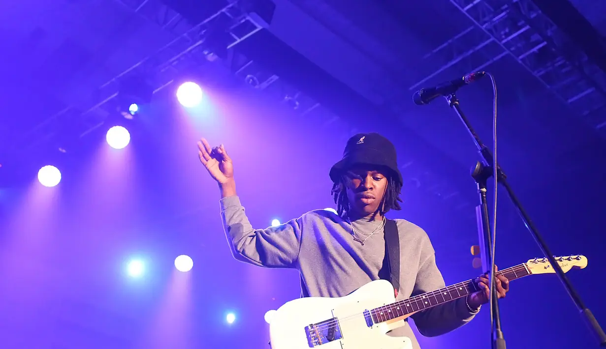 Antrean penonton sudah terlihat jauh sebelum penampilannya pukul 21.00 WIB. Pihak panitia pun mengurai kepadatan penonton dengan menggilir antrean yang akan masuk ke stage secara bertahap. (Bambang E Ros/Bintang.com)