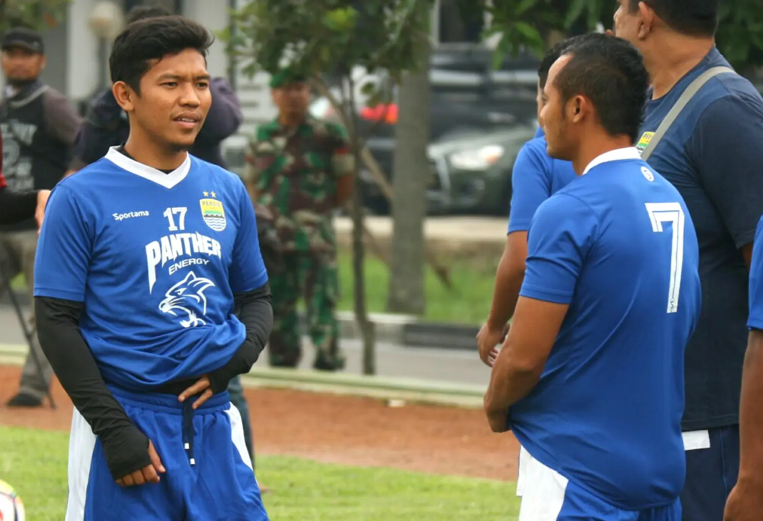 	Eka Ramdani (kiri) berbincang dengan Atep di sela-sela latihan Persib. (Liputan6.com/Kukuh Saokani)