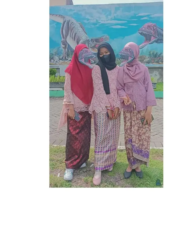 Wanita Ini Minta Foto Teman di Sebelahnya Dihilangkan, 7 Hasilnya Bikin Tepuk Jidat