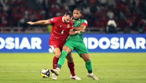 Pemain Timnas Indonesia, Jordy Amat (kiri) berebut bola dengan pemain St Kitts and Nevis, Yohannes Mitchum dalam laga semifinal FIFA Series 2026 di Stadion Utama Gelora Bung Karno (SUGBK), Senayan, Jakarta, Jumat (27/03/2026). (Bola.com/Abdul Aziz)