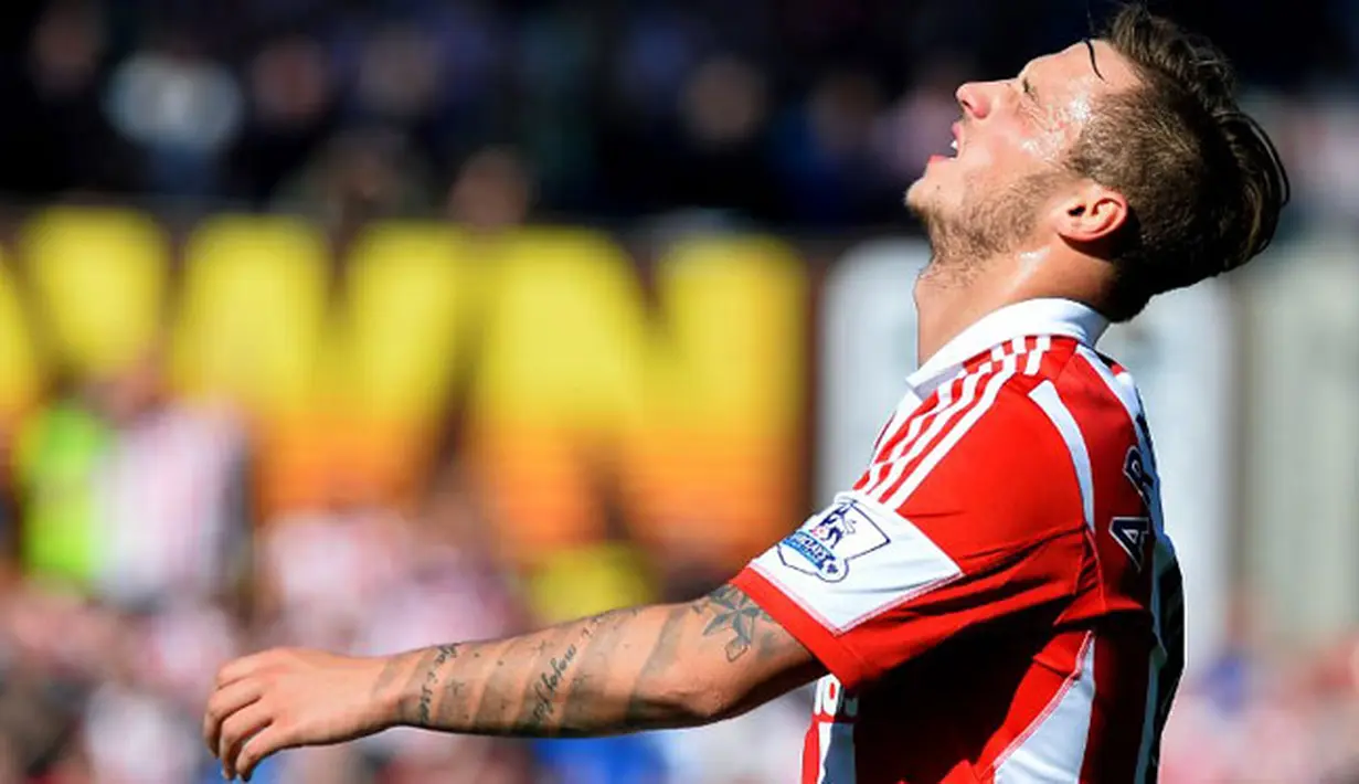 Geoff Cameron bek Stoke City terlihat kecewa setelah kehilangan kesempatan pada pertandingan sepak bola Liga Premier Inggris antara Stoke City vs Norwich City di Stadion Britannia (29/09/13). (AFP/Paul Ellis)