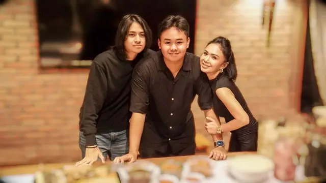 6 Potret Terbaru Yuni Shara Bersama Dua Anaknya, Tampak Kompak dan Harmonis