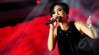 Penyanyi Yuni Shara saat tampil di acara D'Academy 2 Indosiar di Studio 5 Daan Mogot, Jakarta, (8/5/2015). (Liputan6.com/Faisal R Syam)