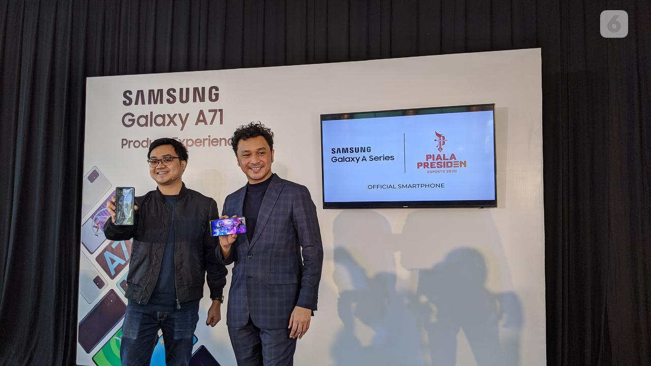 Irfan Rinaldi, Product Marketing Manager Samsung Electronic Indonesia dan Giring Ganesha Djumaryo, Ketua Panitia Penyelenggara Piala Presiden Esports 2020. Liputan6.com/Yuslianson