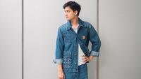 6 Gaya Simpel Baskara Mahendra Pakai Denim, Karisma Kasual yang Memikat Hati