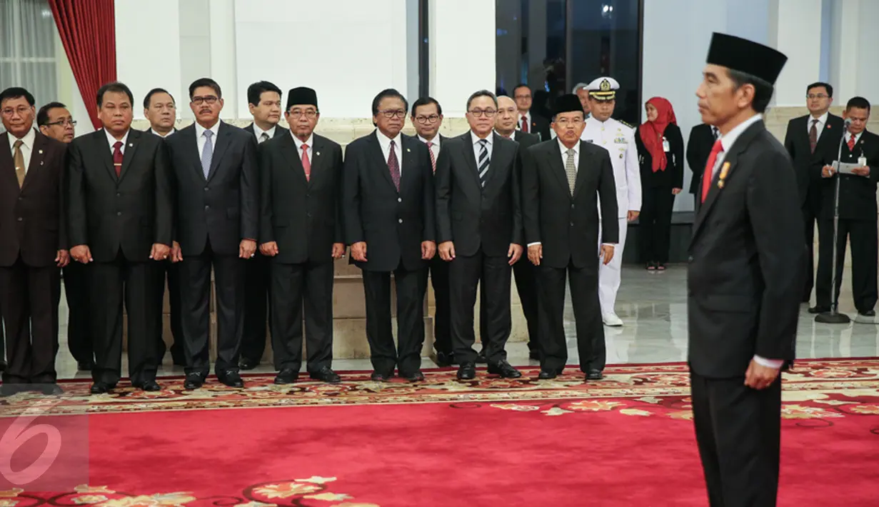 Presiden Joko Widodo (Jokowi) didampingi Wakil Presiden Jusuf Kalla memimpin acara pelantikan lima pimpinan KPK di Istana Negara, Jakarta, Senin (21/12/2015). Presiden Jokowi melantik lima pimpinan KPK periode 2015-2019. (Liputan6.com/Faizal Fanani)