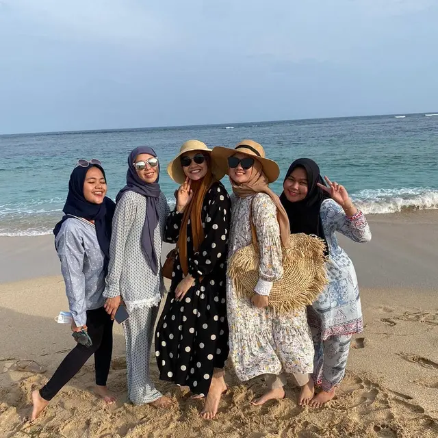6 Momen Liburan Zaskia Sungkar di Bali, Seru Bareng Suami dan Keluarga