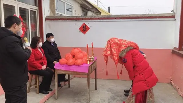 Zhang Long dan Chen Xiao melangsungkan pernikahan mereka di halaman rumah pengantin pria pada 6 Februari 2020. (Xinhua)